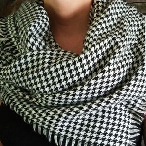 Blanket Scarf Houndstooth Pattern.  NWOT
